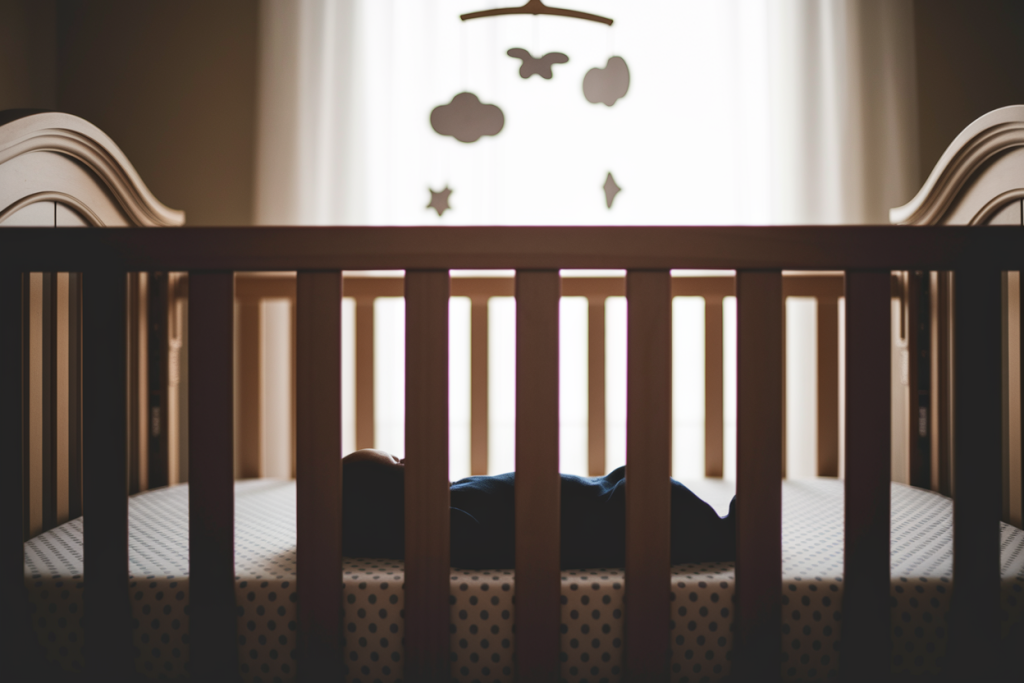 berceau-bebe-silhouette-mobile-lumiere