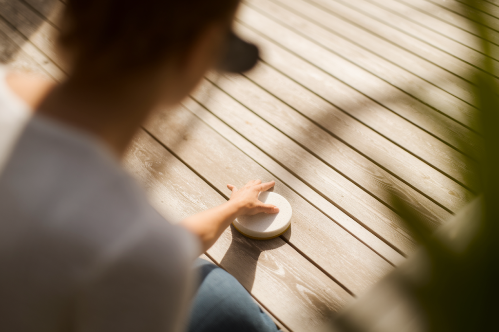 personne-dos-frotte-terrasse-bois
